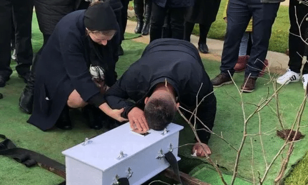 Baietelul i-a murit in burtica dupa ce Stela a fost trimisa acasa de la spital.