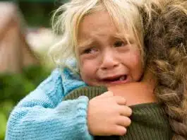 Imbratisarea copilului. De ce e bine sa o faci exact atunci cand copilul se poarta cel mai rau | Demamici.ro