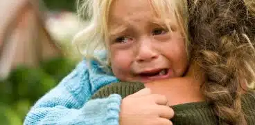 Imbratisarea copilului. De ce e bine sa o faci exact atunci cand copilul se poarta cel mai rau | Demamici.ro