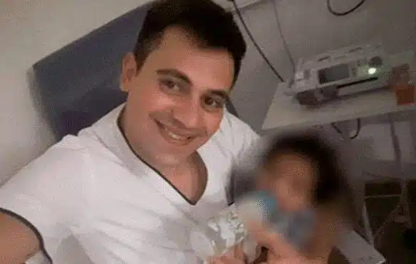 Un asistent medical a adoptat un baietel bolnav, abandonat de parinti. I-a promis: „Daca deschizi ochii, te iau acasa!” | Demamici.ro