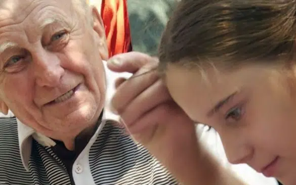 La 80 de ani, bunicul Petre isi creste singur nepoata, abandonata de mama: „E fata mea acum! Fara ea n-as fi rezistat atat!” | Demamici.ro