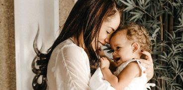 Mamele puternice isi transforma fetitele in femei puternice. Cele mai importante lectii | Demamici.ro