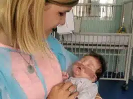 Mame voluntare pentru copiii parasiti in spitale. Ofera cateva ore de afectiune unui bebelus singur | Demamici.ro