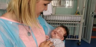 Mame voluntare pentru copiii parasiti in spitale. Ofera cateva ore de afectiune unui bebelus singur | Demamici.ro