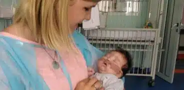 Mame voluntare pentru copiii parasiti in spitale. Ofera cateva ore de afectiune unui bebelus singur | Demamici.ro