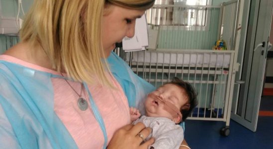 Mame voluntare pentru copiii parasiti in spitale. Ofera cateva ore de afectiune unui bebelus singur | Demamici.ro
