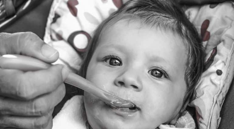 Studiu alarmant: 95% din mancarea pentru bebelusi contine metale toxice