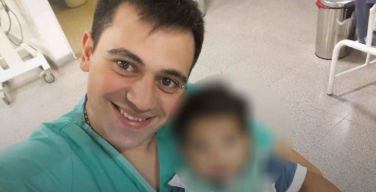 Un asistent medical a adoptat un baietel bolnav, abandonat de parinti. I-a promis: "Daca deschizi ochii, te iau acasa!" | Demamici.ro