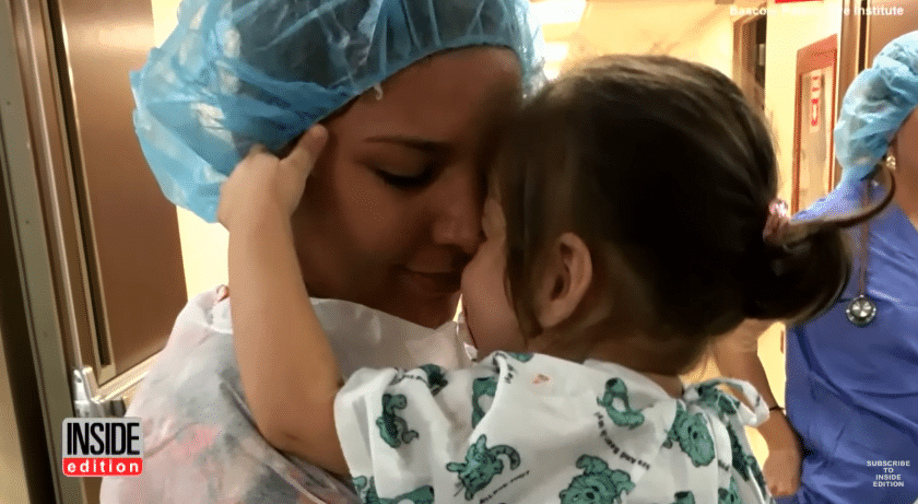 S-a nascut oarba, insa la 2 anisori medicii au facut o minune. Fetita si-a vazut pentru prima data mama VIDEO | Demamici.ro
