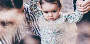 Bebelusul la 9 luni. Copilul este activ si isi doreste sa faca primii pasi | Demamici.ro