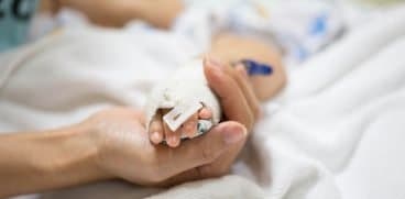 Un baietel de 1 an si 11 luni s-a inecat cu o aluna care apoi i-a ajuns in plaman! Mama trage un semnal de alarma | Demamici.ro