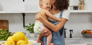 Bebelusul la 7 luni. Alaptatul nu mai e la fel cum il stiai | Demamici.ro