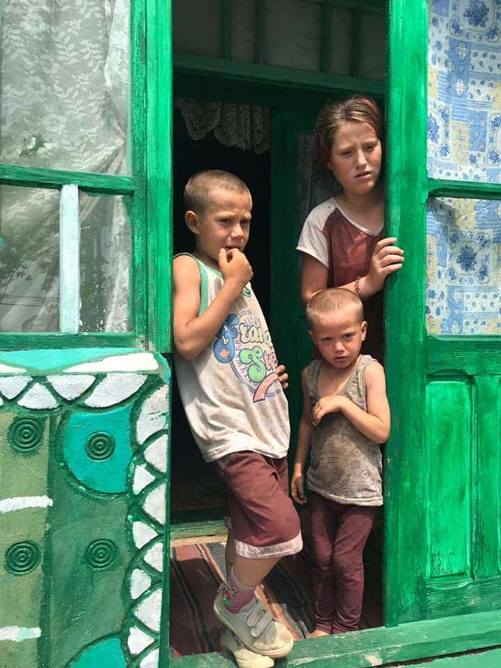 Parintele Damaschin are grija de 4000 de copii. Un om cat o lume VIDEO emotionant | Demamici.ro