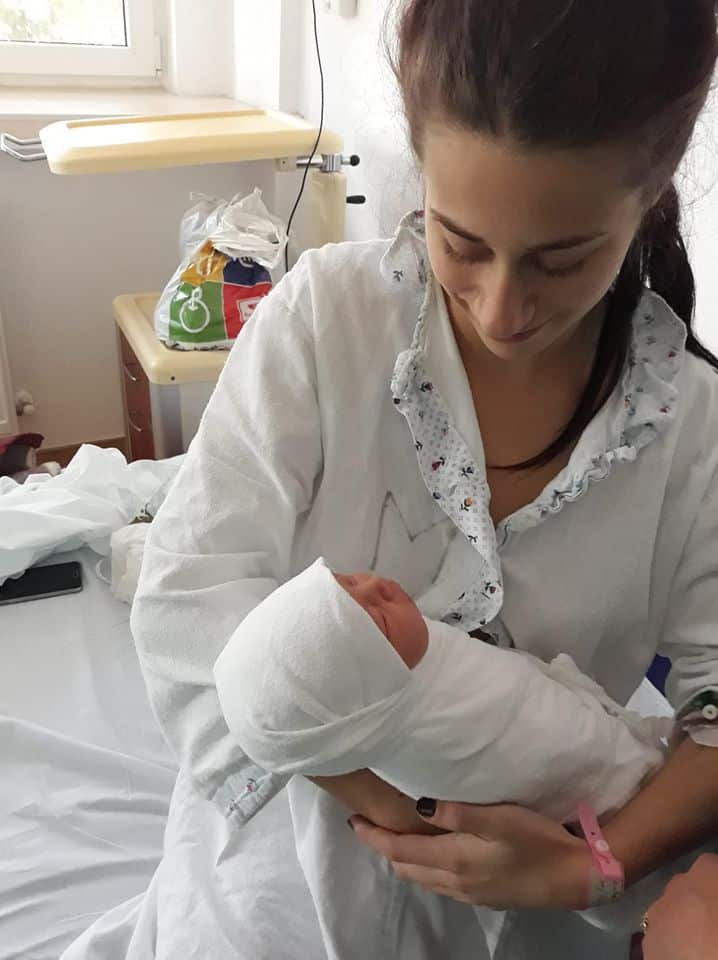 O mama de 19 ani din Braila a murit la o luna dupa nastere. Medicii nu i-au indepartat toata placenta | Demamici.ro
