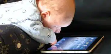 Copilul sta pe tableta si telefon prea mult. Cum i se modifica structura creierului? | Demamici.ro