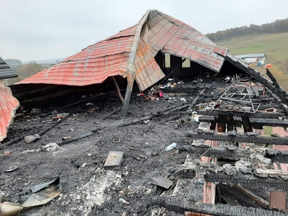 Zece copilasi au ramas fara casa in prag de iarna. Locuinta le-a ars intr-un incendiu. Cum ii poti ajuta | Demamici.ro