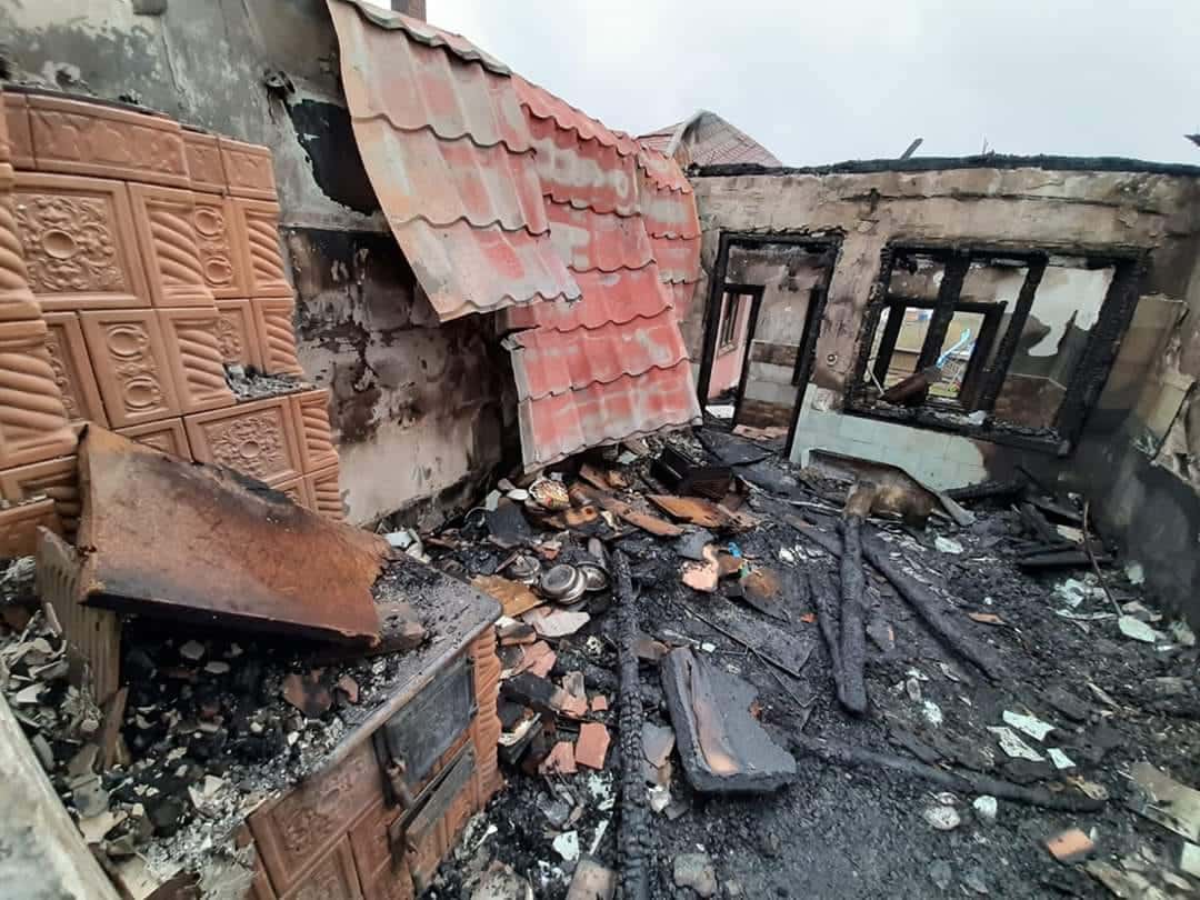 Zece copilasi au ramas fara casa in prag de iarna. Locuinta le-a ars intr-un incendiu. Cum ii poti ajuta | Demamici.ro