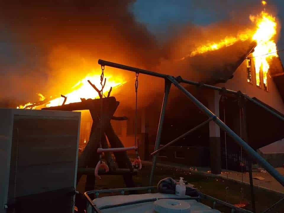 Zece copilasi au ramas fara casa in prag de iarna. Locuinta le-a ars intr-un incendiu. Cum ii poti ajuta | Demamici.ro