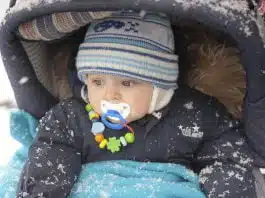 Plimbarea afara cu bebe. De ce e bine sa iesi cu el in parc chiar si cand e frig | Demamici.ro