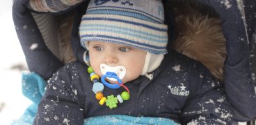 Plimbarea afara cu bebe. De ce e bine sa iesi cu el in parc chiar si cand e frig | Demamici.ro