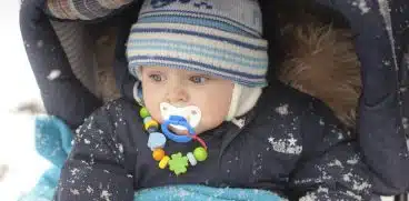 Plimbarea afara cu bebe. De ce e bine sa iesi cu el in parc chiar si cand e frig | Demamici.ro