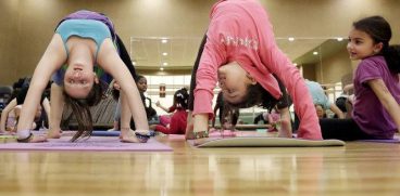 Yoga pentru copii. Reduce agitatia, amelioreaza afectiuni si stimuleaza creativitatea | Demamici.ro