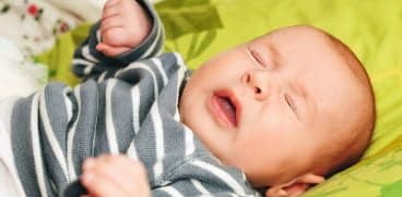 Bebelusul meu stranuta foarte des. De ce? | Demamici.ro