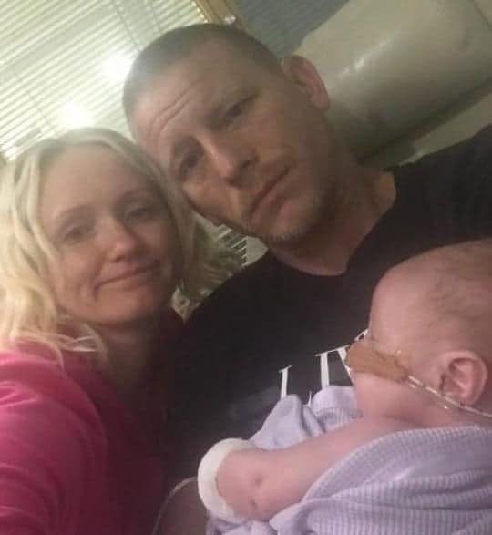 A dormit 25 de zile in cort, in fata spitalului, pentru a fi aproapen de bebelusul lui bolnav