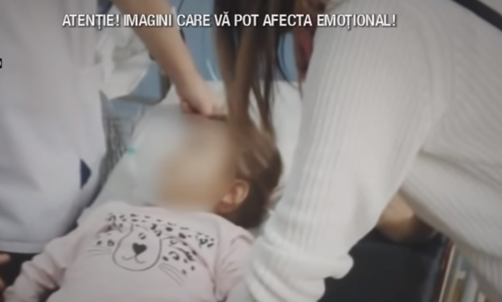 Fetita chinuita de febra, trimisa acasa de medici! Micuta s-a prabusit la 2 minute dupa iesirea din spital VIDEO | Demamici.ro