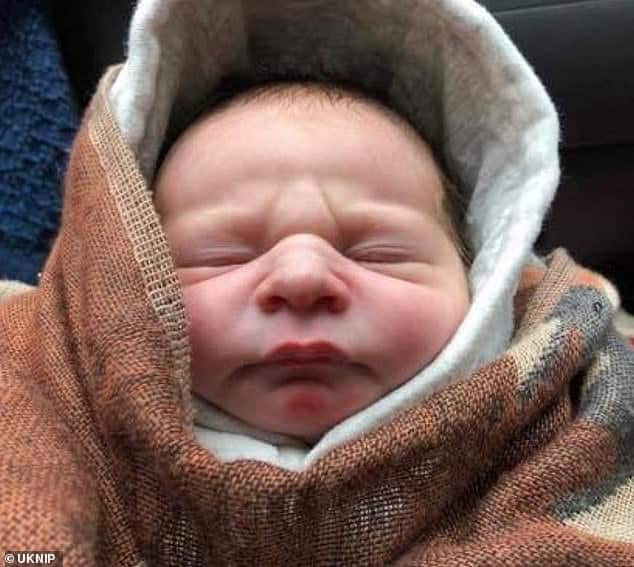 Bebelus nascut de 12 ore, abandonat la usa unei case. Politistii ii cauta mama | Demamici.ro