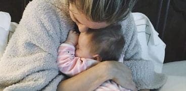 Tine-ti copilasul la piept, cand toti iti spun sa nu-l mai alinti atat! | Demamici.ro