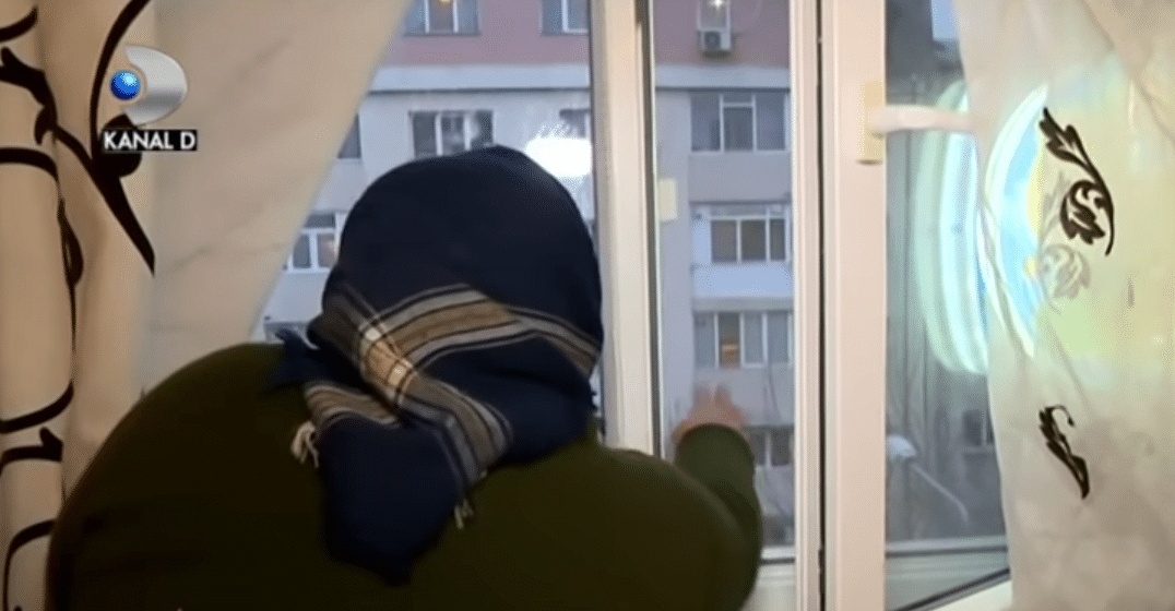 Fetita de 3 ani, in stare grava dupa ce a cazut de la etajul 3. Fetita era in grija bunicii VIDEO | Demamici.ro