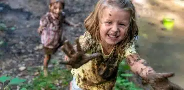 Lasa copilul sa se joace-n noroi. Murdaria, rol esential in dezvoltarea sistemului imunitar | Demamici.ro