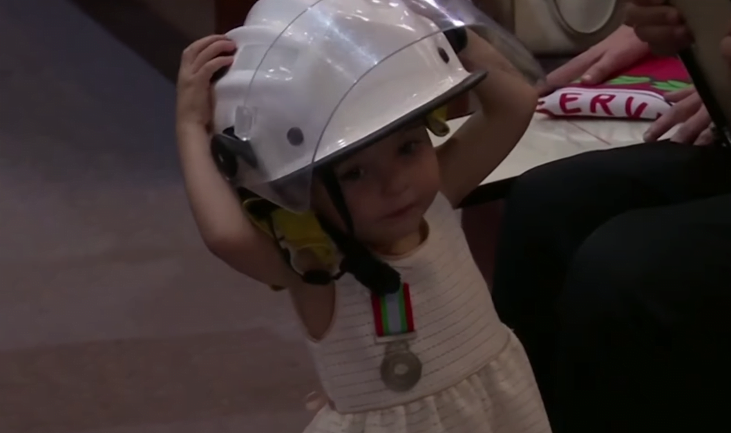 Fetita de 2 ani isi ia ramas bun de la tata. Pompierul a murit in incendiile din Australia | Demamici.ro