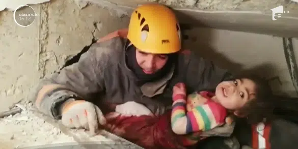 Mama si-a protejat fiica de 2 ani cu propriul trup. Micuta, salvata de sub ruine de un pompier VIDEO | Demamici.ro