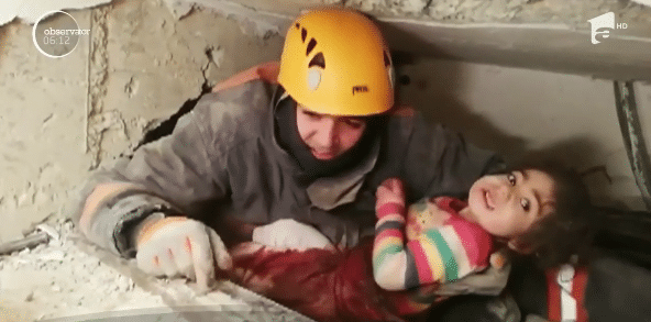 Mama si-a protejat fiica de 2 ani cu propriul trup. Micuta, salvata de sub ruine de un pompier VIDEO | Demamici.ro