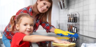 Copiii care ajuta la treburile casei devin adulti de succes | Demamici.ro