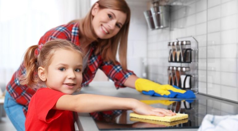 Copiii care ajuta la treburile casei devin adulti de succes | Demamici.ro
