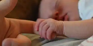 Co-sleeping. De ce e bine sa dormi cu bebelusul in acelasi pat? | Demamici.ro