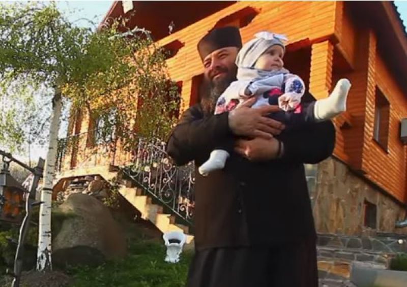 Parintele Mihail, tata a peste 400 de copii, a infiat o fetita fara maini: "Acest copil e cerul pentru mine!" | Demamici.ro