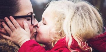 Pupatul copilului pe buze. Specialistii explica de ce nu e bine | Demamici.ro