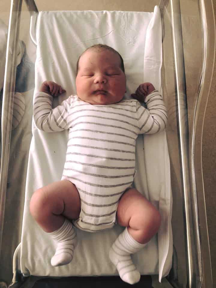 O mama de 28 de ani a nascut natural un baietel de 5,75 kg, fara epidurala | Demamici.ro
