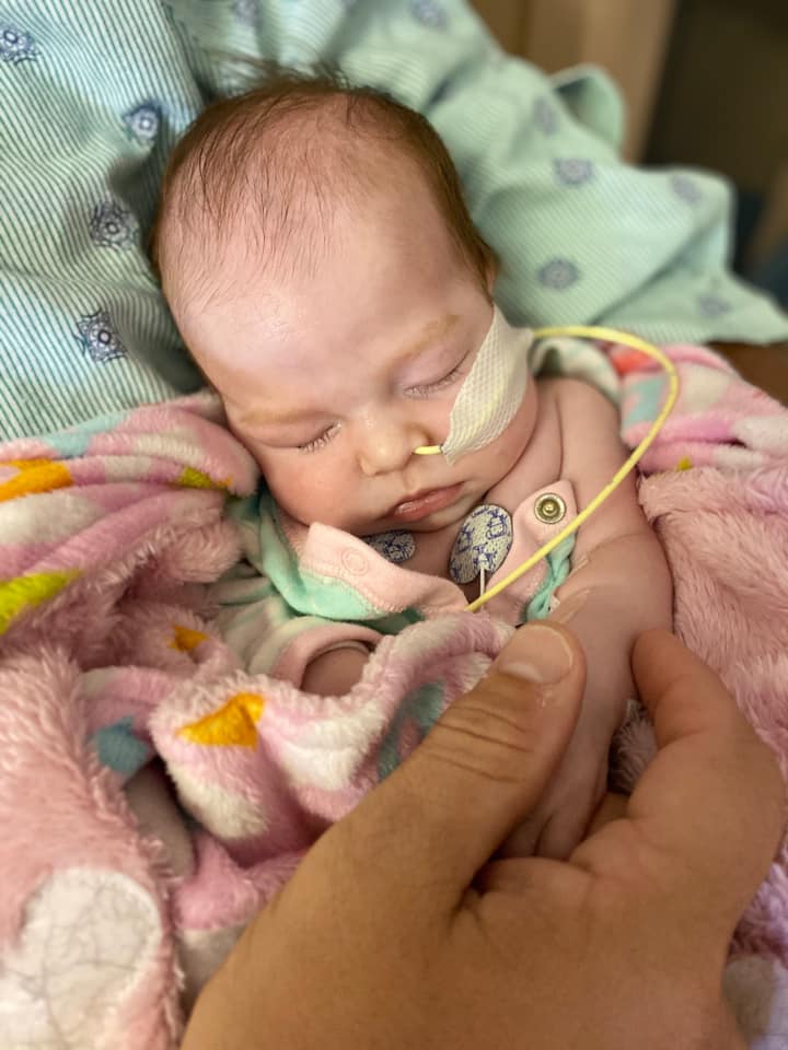 O fetita de 4 luni a invins cancerul, dupa a lupta dura cu boala. Momentul emotionant in care mama le multumeste doctorilor VIDEO | Demamici.ro