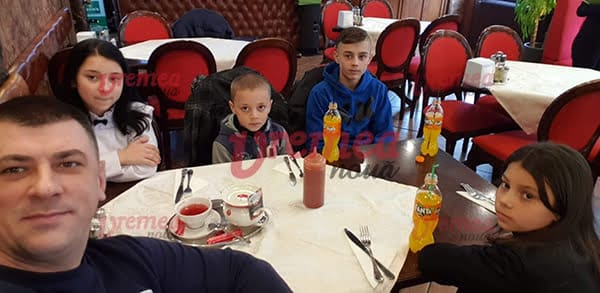 Un vasluian a facut fericiti 4 copii necajiti, de ziua lui de nastere. Le-a cumparat haine si i-a dus la film | Demamici.ro