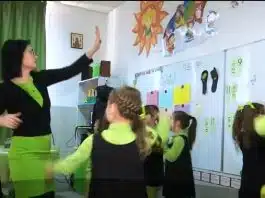 O invatatoare din Galati a transformat orele plictisitoare in activitatea preferata a copiilor | Demamici.ro