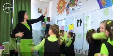 O invatatoare din Galati a transformat orele plictisitoare in activitatea preferata a copiilor | Demamici.ro