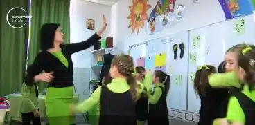 O invatatoare din Galati a transformat orele plictisitoare in activitatea preferata a copiilor | Demamici.ro