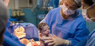 Nasterea a enervat-o la culme! Fetita se incrunta dupa ce a fost scoasa din burta mamei | Demamici.ro