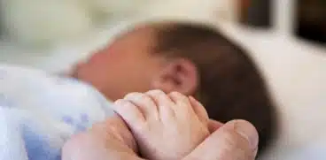 O femeie de 42 de ani din Piatra Neamț a murit după ce a născut acasă cu moașa. Bebelușul a supraviețuit | Demamici.ro