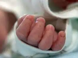 Bebelus electrocutat dupa ce a bagat incarcatorul de la telefon in gura! Fetita de 6 luni a suferit arsuri grave pe fata si maini | Demamici.ro